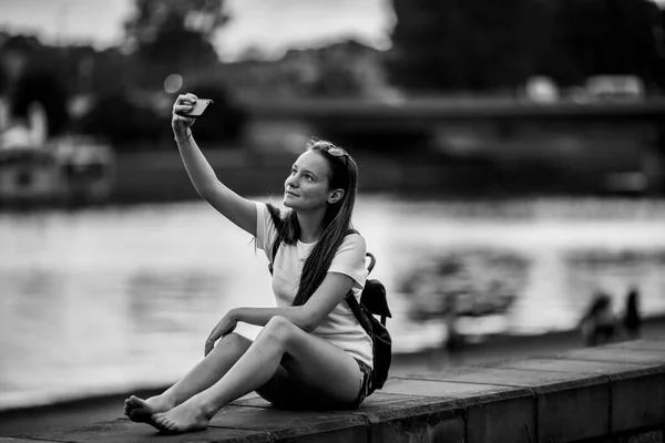 Girl Takes Selfies Sitting City Promenade Black White Photo — Stock Photo, Image