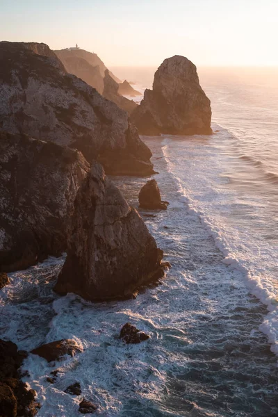 Portekiz Atlantik Kıyısında Cabo Roca Yakınlarındaki Altın Gün Batımında Kayaların — Stok fotoğraf