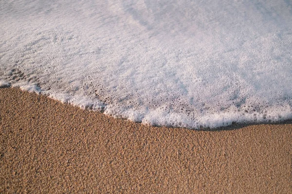 Piasek Plażowy Pianką Bliska Surfingowego — Zdjęcie stockowe