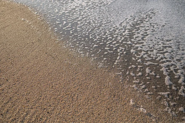 Sabbia Della Spiaggia Texture Con Schiuma Del Surf Primo Piano — Foto Stock