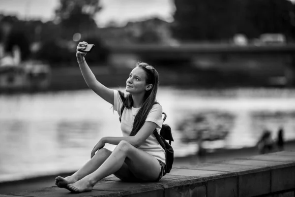Uma Rapariga Tira Selfies Sentada Passeio Cidade Foto Preto Branco Imagens Royalty-Free