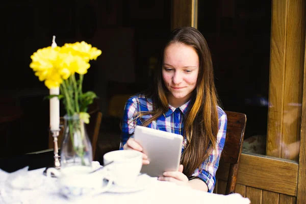 Een Meisje Zit Met Een Tablet Een Outdoor City Cafe — Stockfoto