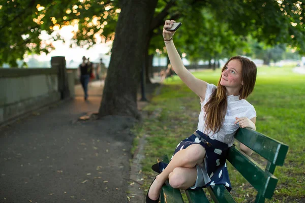 Teenage Girl Takes Selfies Sitting Park Bench — Fotografia de Stock
