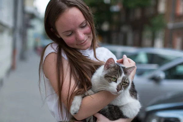Een Meisje Houdt Een Kat Haar Armen — Stockfoto