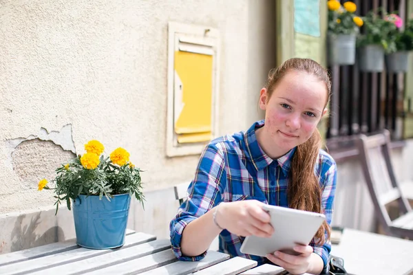 Teengirl Sits Her Tablet Outdoor City Cafe — Stockfoto