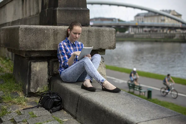 Tonårig Flicka Sitter Med Surfplatta Stadens Strandpromenad Krakow Polen — Stockfoto