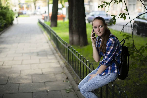 Uma Menina Falando Seu Telefone Celular Enquanto Sentada Beco Cidade — Fotografia de Stock