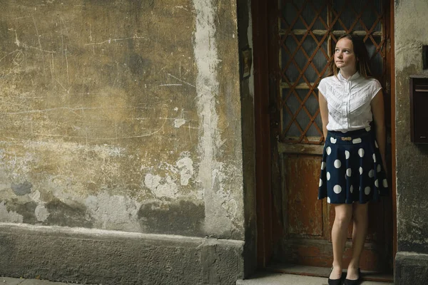 Teenage Girl Standing Door Old House — Foto Stock