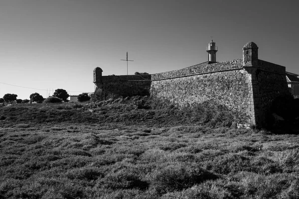Portekiz, Esposende 'de Atlantik' teki deniz feneri Farol de Esposende. Siyah beyaz fotoğraf.