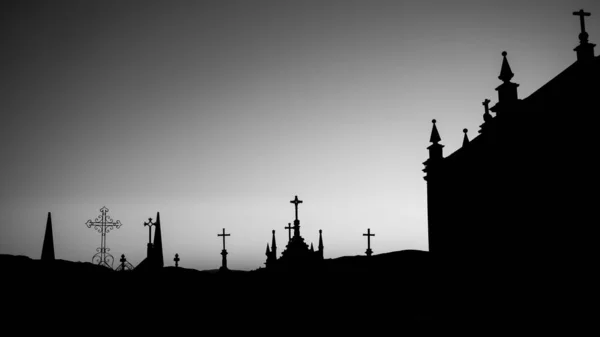 Silhouetten Von Kreuzen Auf Dem Friedhof Der Morgendämmerung Schwarz Weiß — Stockfoto