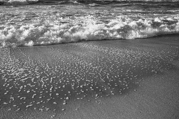 Beach Sand Foam Surf Atlantic Black White Photo — Fotografia de Stock