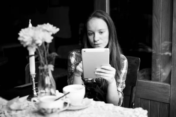 Una Chica Sienta Con Una Tableta Café Aire Libre Ciudad —  Fotos de Stock
