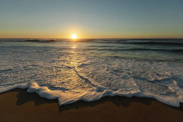 Portekiz Atlantik Kıyısında Gün Batımında Köpüklü Sörf — Stok fotoğraf