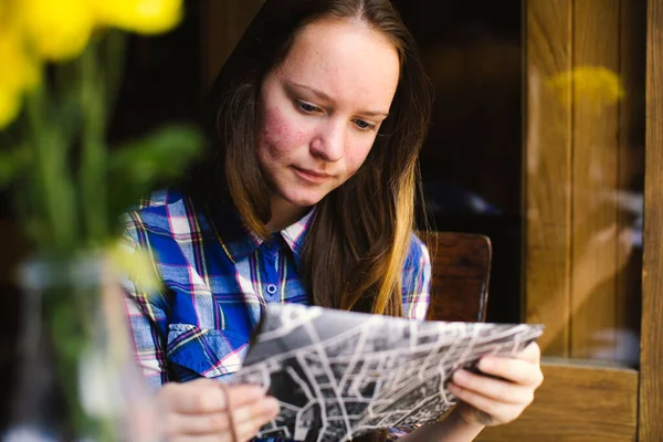 Girl Looks Tourist Map City — Zdjęcie stockowe