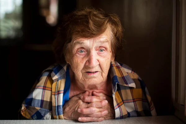 Portrait Distraught Old Woman Her Home — Fotografia de Stock
