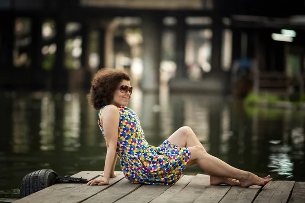 Çok Kültürlü Bir Kadın Ahşap Bir Nehir Iskelesinde Poz Veriyor — Stok fotoğraf