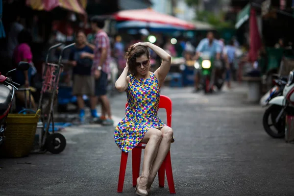 Multicultural Woman Sitting Chair Middle Bustling Asian Street — Fotografia de Stock