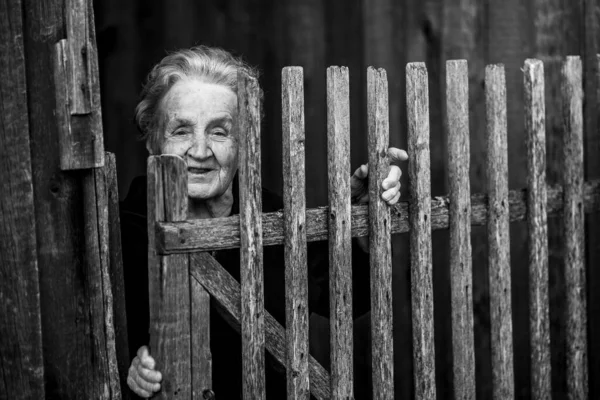 Old Woman Wooden Fence Village Black White Portrait – stockfoto