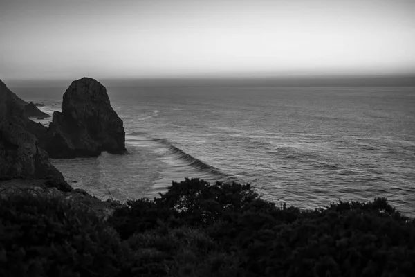 Vista Los Acantilados Del Océano Atlántico Portugal Foto Blanco Negro —  Fotos de Stock