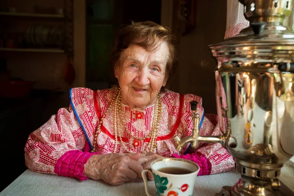 Elderly Woman Russian National Dress Sitting Drinking Tea Russian Samovar — Fotografia de Stock