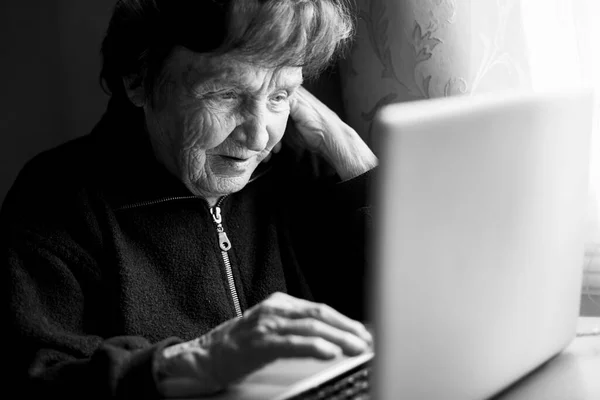 Una Anciana Que Trabaja Computadora Casa Foto Blanco Negro — Foto de Stock