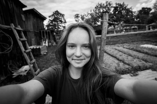 Teen Girl Takes Selfie Village Outdoors Black White Photo — Stockfoto