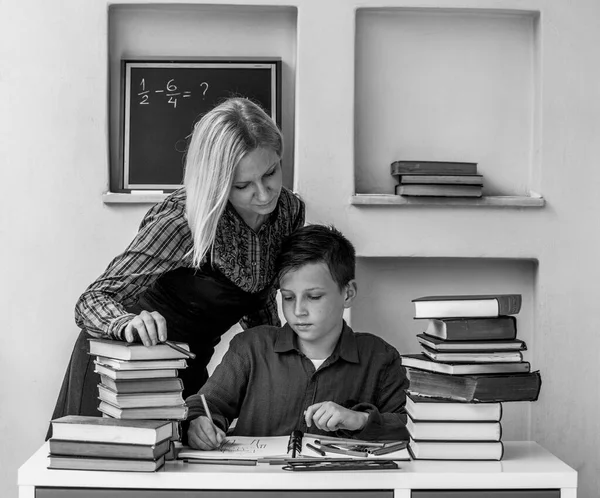 Estudiante Secundaria Que Estudia Casa Con Tutor Foto Blanco Negro —  Fotos de Stock