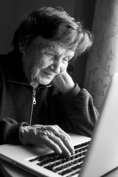 Old Woman Laptop Her Home Black White Photo — стоковое фото