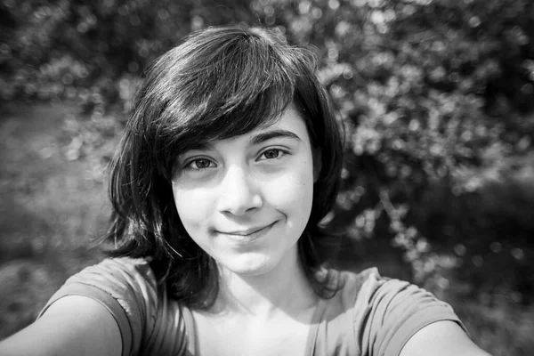 Una Chica Toma Una Selfie Parque Foto Blanco Negro —  Fotos de Stock