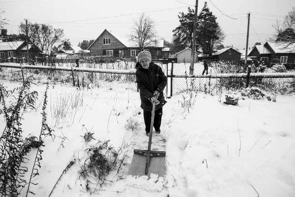 Elderly Woman Shoveling Snow Her Rural Home Black White Photo — Stock fotografie