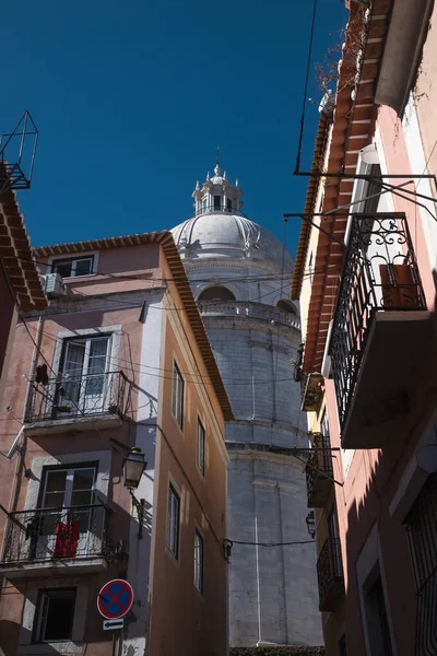 Άποψη Ενός Από Τους Μικρούς Δρόμους Της Περιοχής Alfama Λισαβόνα — Φωτογραφία Αρχείου