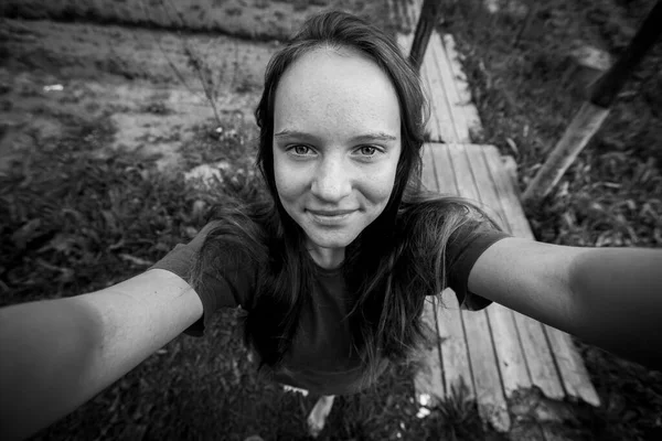 Teen Girl Selfie Nel Villaggio All Aperto Foto Bianco Nero — Foto Stock