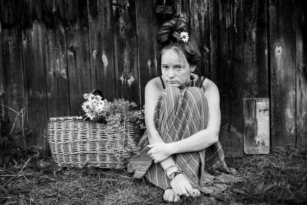 一个女孩坐在郊外的室外 黑色和白色照片 — 图库照片