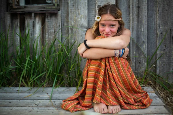 夏に村の外に座って幸せな女の子 — ストック写真