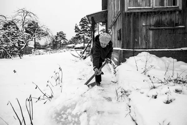 Yaşlı Bir Kadın Kırsal Evinin Yakınına Kar Kürüyor Siyah Beyaz — Stok fotoğraf