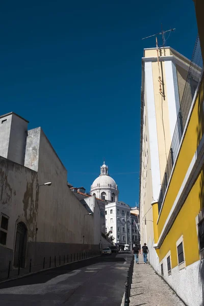 Cidade Uma Das Ruas Bairro Alfama Vista Para Igreja Santa — Fotografia de Stock