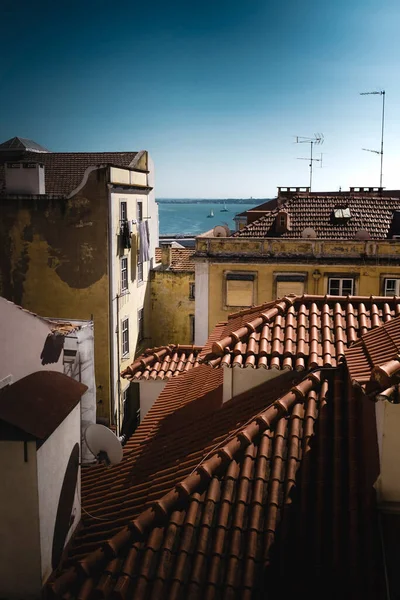 Vue Ville Depuis Une Des Rues Quartier Alfama Lisbonne Photos De Stock Libres De Droits