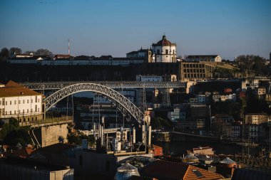 Porto, Portekiz 'in tarihi bölgesinde Dom Luis Demir Köprüsü manzarası.