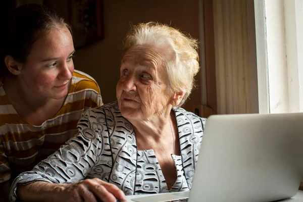 Una Ragazza Insegna Sua Nonna Come Usare Computer — Foto Stock