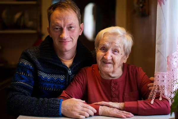 Porträt Eines Mannes Mit Seiner Großmutter — Stockfoto