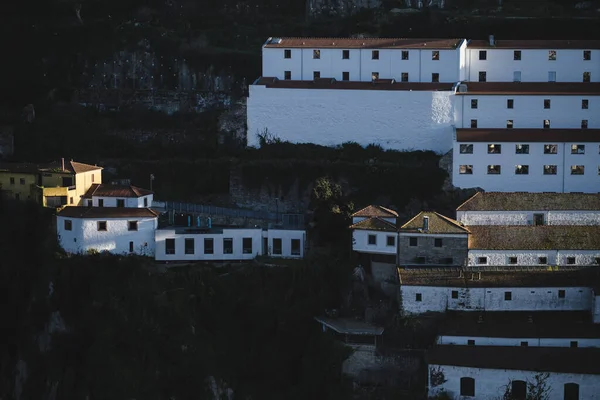 ポルトガル ポルトのヴィラ ガイア ノヴァの岩の海岸線の建物の眺め — ストック写真