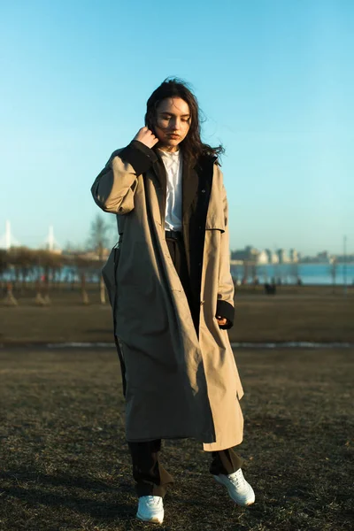 Mujer Joven Con Estilo Impermeable Aire Libre —  Fotos de Stock