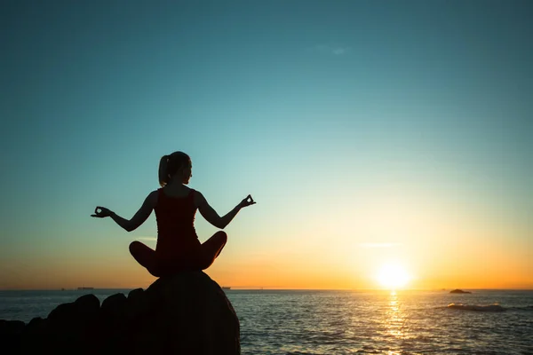 Sıcak Günbatımında Okyanus Kıyısında Yoga Yapan Kadın Meditasyonu — Stok fotoğraf