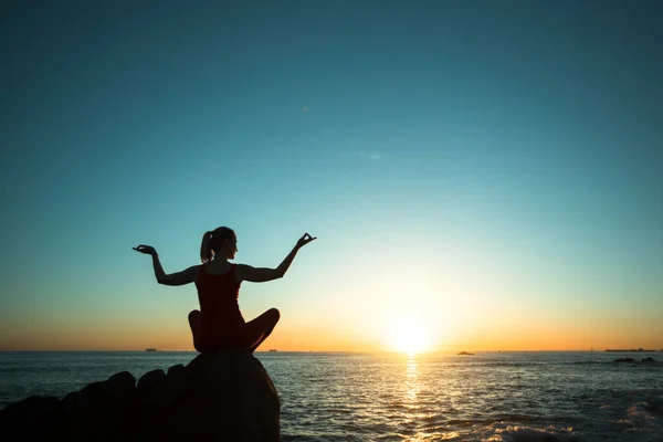 Joga Kobieca Medytacja Wybrzeżu Morza Podczas Niesamowitego Zachodu Słońca — Zdjęcie stockowe