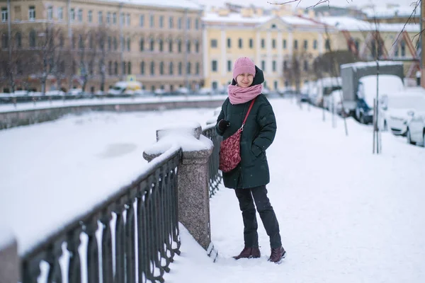 Жінка Стоїть Поруч Грібодовим Каналом Взимку Санкт Петербург Росія Чорно — стокове фото