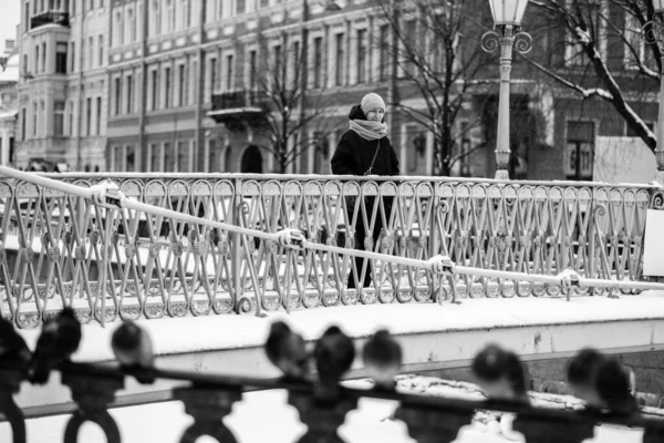 Mulher Uma Ponte Sobre Canal Griboyedov São Petersburgo Rússia Foto — Fotografia de Stock