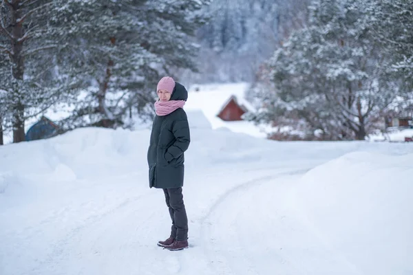 Uma Mulher Campo Inverno Nevado — Fotografia de Stock