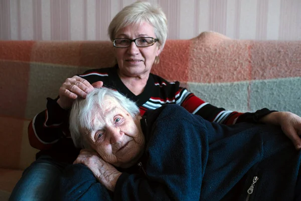 Old Woman Laid Her Head Her Adult Daughter Lap — Stock Photo, Image