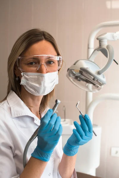 Dentystka Trzymająca Narzędzia Klinice Stomatologicznej — Zdjęcie stockowe