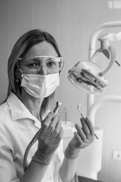 歯科医院で道具を持っている女性歯科医 白黒写真 — ストック写真